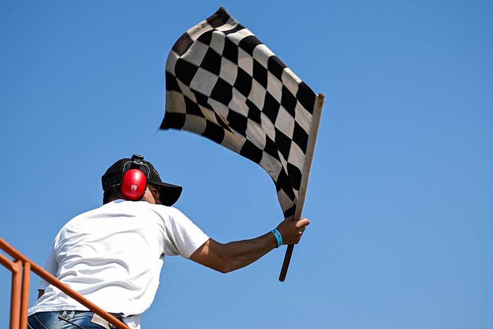 Bandeira quadriculada agitada no Velopark