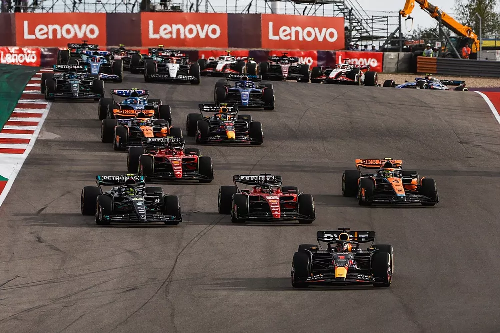 Max Verstappen, Red Bull Racing RB19, Charles Leclerc, Ferrari SF-23, Lewis Hamilton, Mercedes F1 W14, Lando Norris, McLaren MCL60, the rest of the field at the start