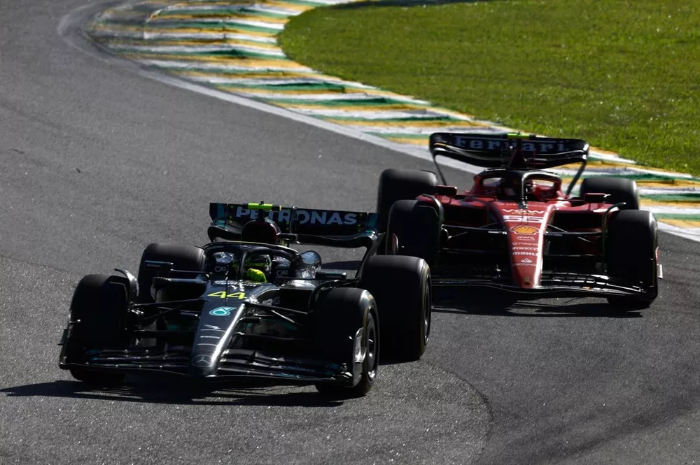 Lewis Hamilton, Mercedes F1 W14, Carlos Sainz, Ferrari SF-23