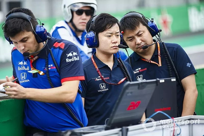 Des ing&eacute;nieurs Toro Rosso Honda sur la grille