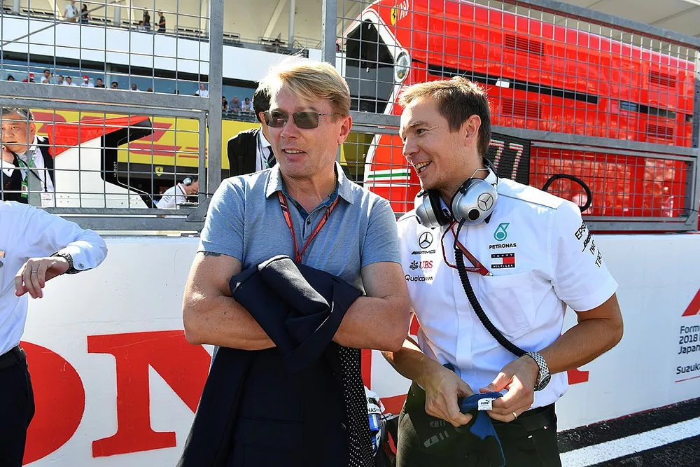 Mika Hakkinen et Antti Vierula, entra&icirc;neur, sur la grille de d&eacute;part