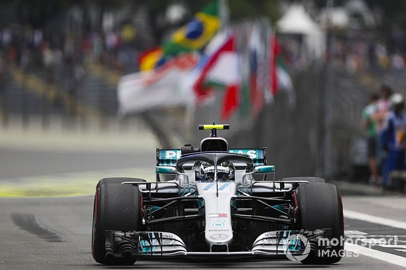 Mercedes bovenaan in tweede training, Verstappen door olielek lang binnen