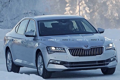Нова Skoda Superb «засвітилася» з мінімальним камуфляжем