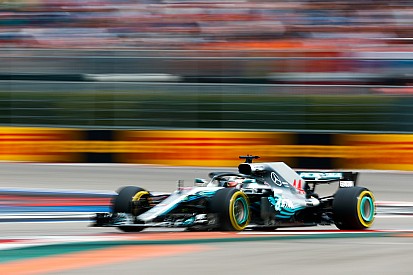 Hamilton wint en loopt uit: "Maar het is een moeilijke dag"