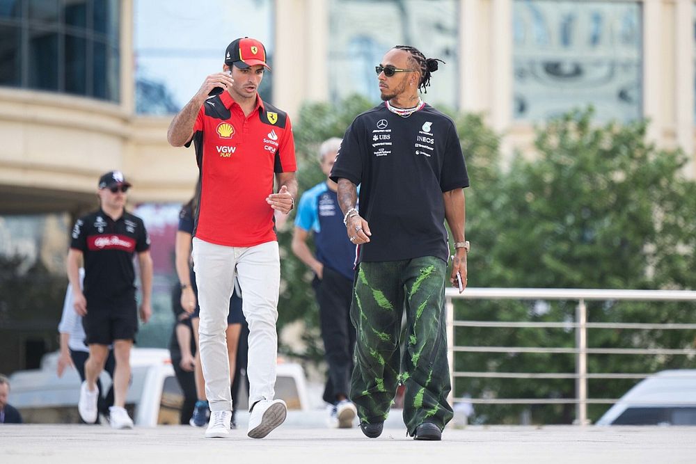 Carlos Sainz, Scuderia Ferrari, with Lewis Hamilton, Mercedes-AMG 