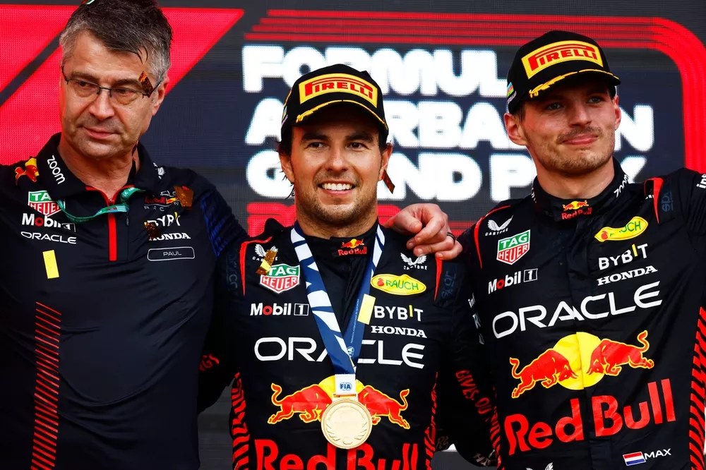 De Red Bull trofee afgevaardigde, Sergio Perez, Red Bull Racing, 1e positie, Max Verstappen, Red Bull Racing, 2e positie, op het podium.