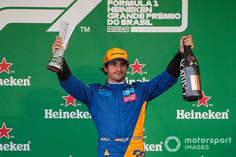 Podio: tercer lugar Carlos Sainz Jr, McLaren celebra con el trofeo