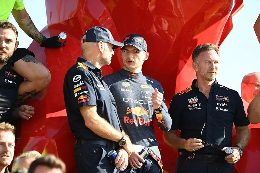 Adrian Newey, director de tecnolog&iacute;a de Red Bull Racing, Max Verstappen, Red Bull Racing, 1&ordf; posici&oacute;n, Christian Horner, director del equipo, Red Bull Racing, celebran con su equipo