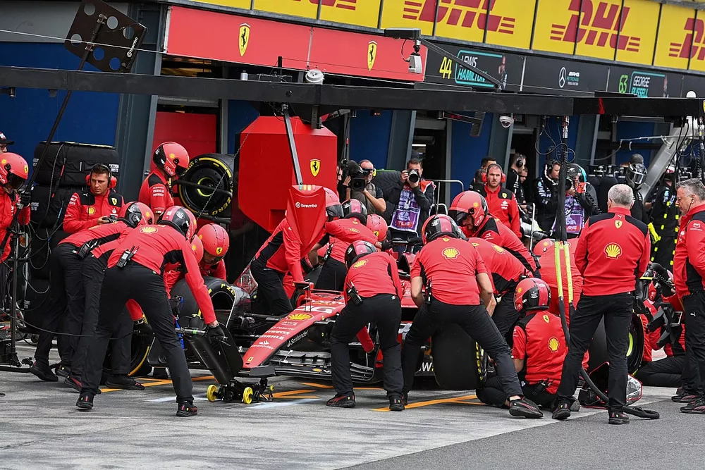 Charles Leclerc, Ferrari SF-23, dans les stands