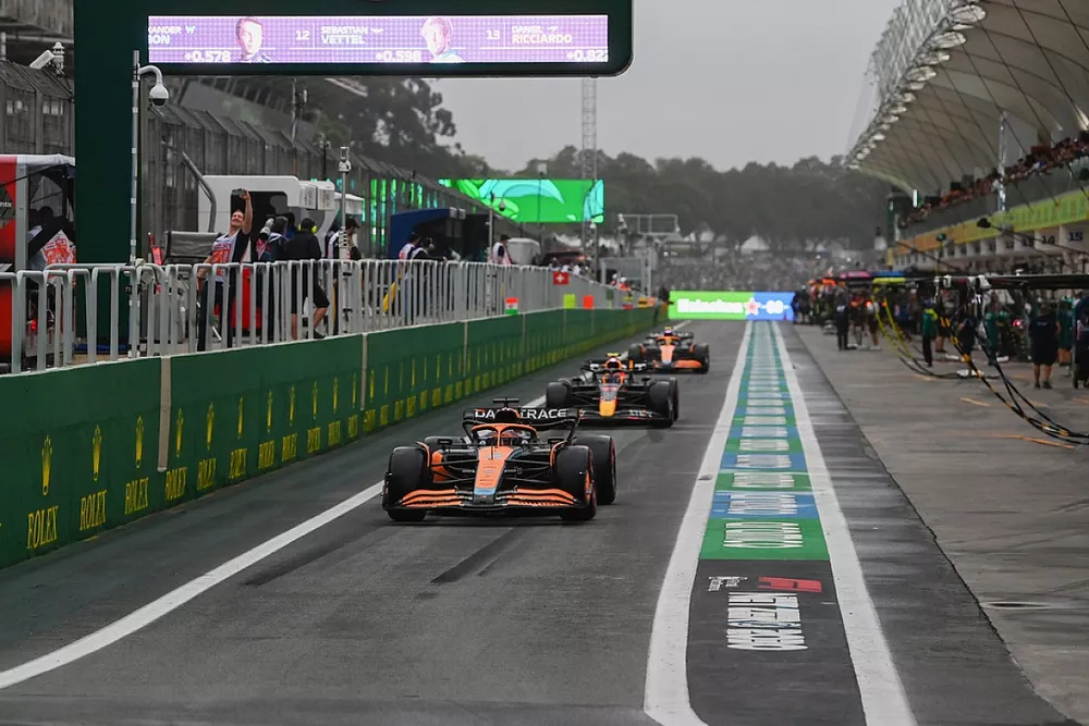 Daniel Ricciardo, McLaren MCL36, Sergio Perez, Red Bull Racing RB18, Lando Norris, McLaren MCL36