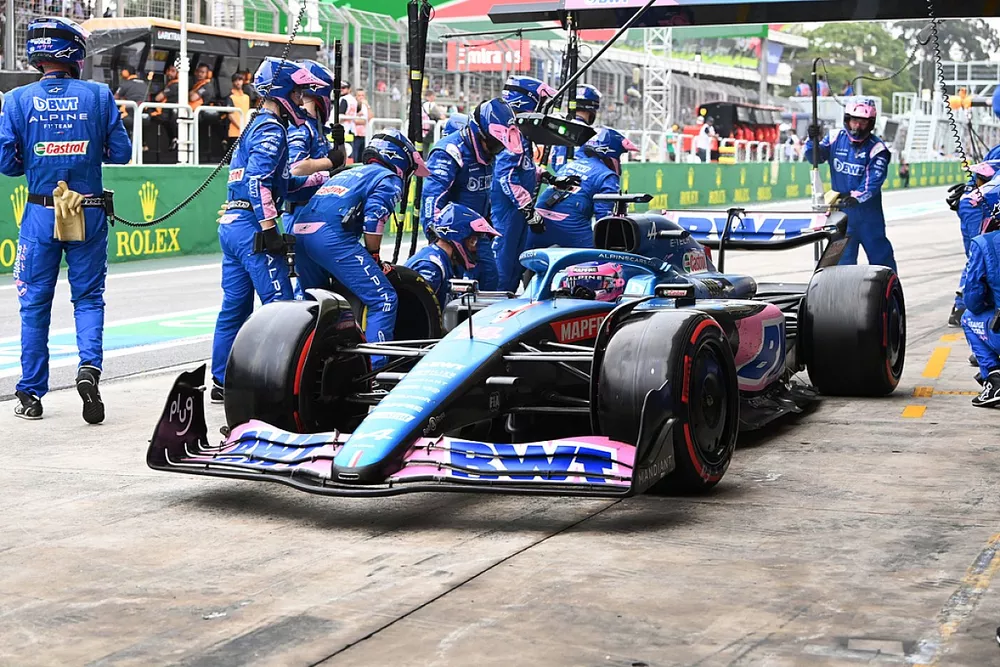 Fernando Alonso, Alpine A522, makes a pit stop
