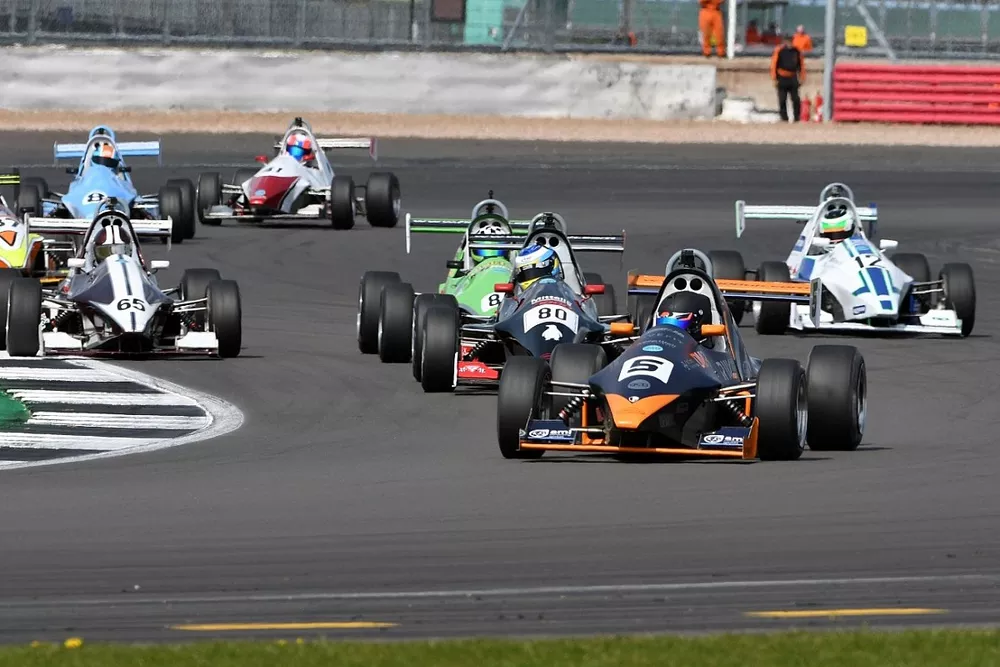 auto welhem leads race 1
