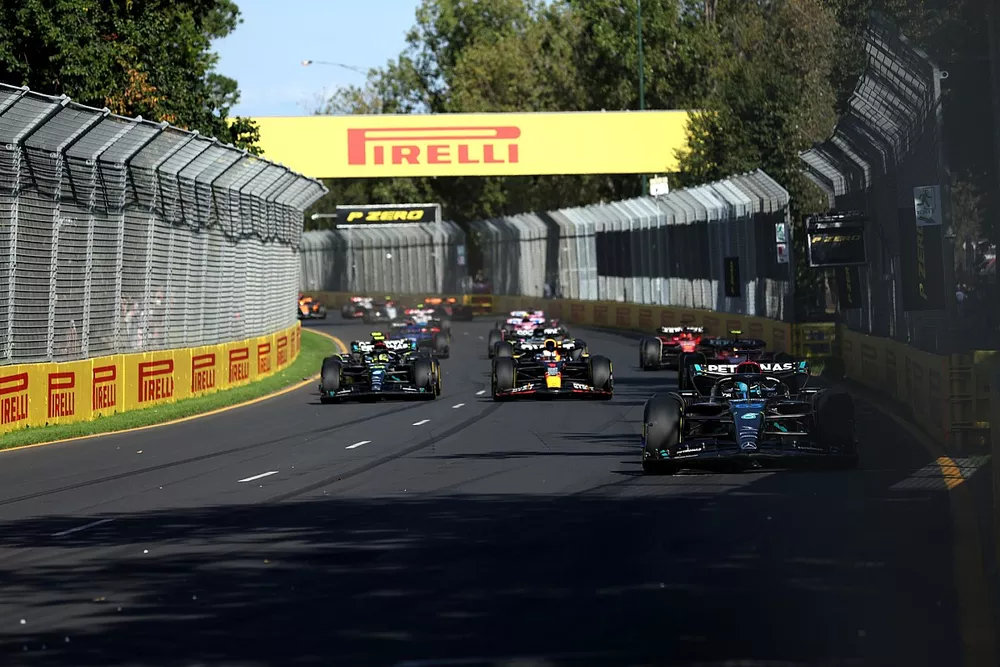 George Russell, Mercedes F1 W14, Max Verstappen, Red Bull Racing RB19, Lewis Hamilton, Mercedes F1 W14, the rest of the field on the opening lap