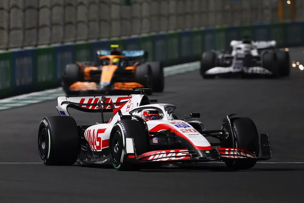 Kevin Magnussen, Haas VF-22, Lando Norris, McLaren MCL36, Pierre Gasly, AlphaTauri AT03