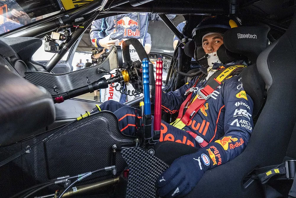 Sergio P&eacute;rez, Red Bull Racing conduce el V8 Supercar de Broc Feeney&nbsp; 