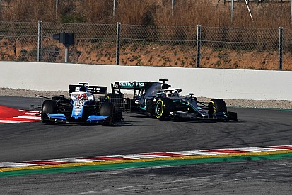 Videón, ahogy Hamilton majdnem belerohan Kubicába a teszten (onboarddal frissítve)