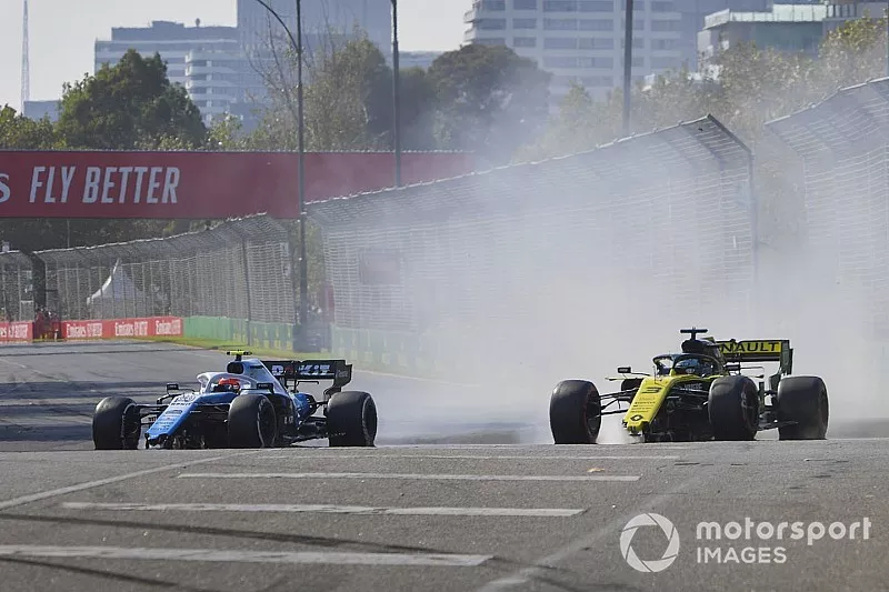 Robert Kubica, Williams FW42 y Daniel Ricciardo, Renault R.S.19 con da&ntilde;o despu&eacute;s del contacto