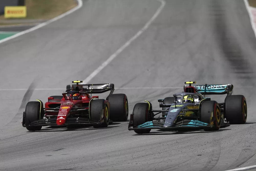 Carlos Sainz, Ferrari F1-75, lotta con Lewis Hamilton, Mercedes W13