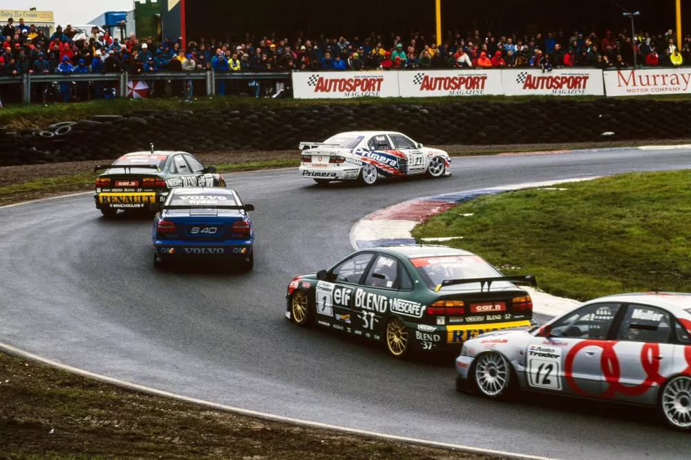 Anthony Reid, Vodafone Nissan Racing, Nissan Primera GT, leads Alain Menu, Blend 37 Williams Renault, Renault Laguna, Rickard Rydell, Volvo S40 Racing, Volvo S40, Jason Plato, Blend 37 Williams Renault, Renault Laguna, and Yvan Muller, Audi Sport UK, Audi A4