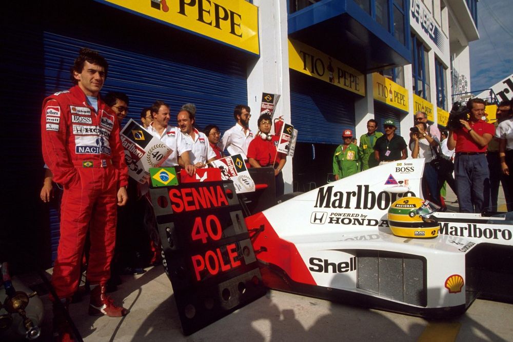 El equipo McLaren reconoce la cuadragésima pole position de Ayrton Senna.