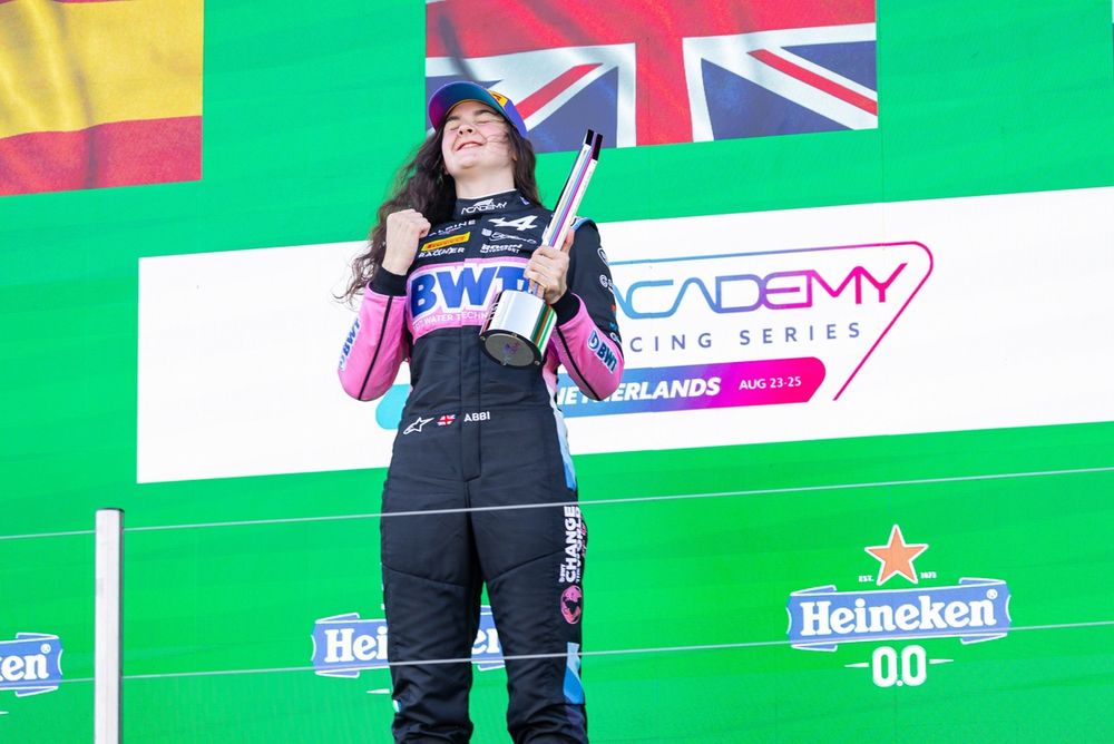 Abbi Pulling, Rodin Motorsport, ganadora, celebra en el podio