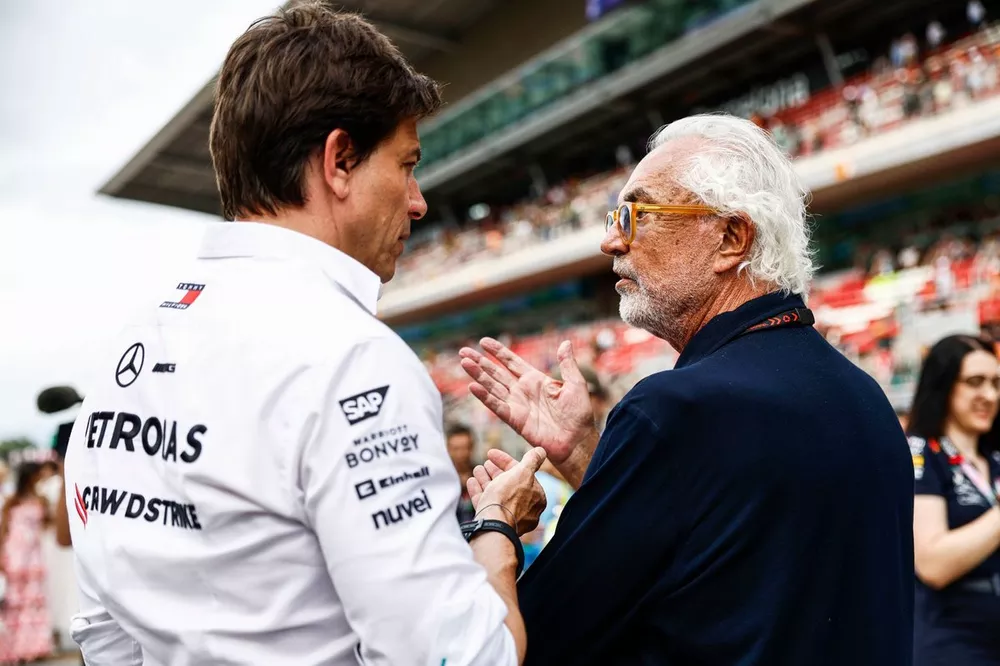 Toto Wolff, Team Principal, Mercedes-AMG F1 Team, Flavio Briatore, conseiller exécutif, Alpine F1