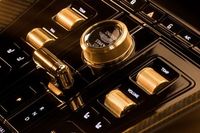 El Aston Martin DB12 Goldfinger tiene oro de verdad en el interior