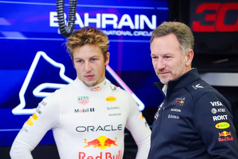 Christian Horner, Team Principal de Red Bull Racing, con Liam Lawson, Red Bull Racing RB21