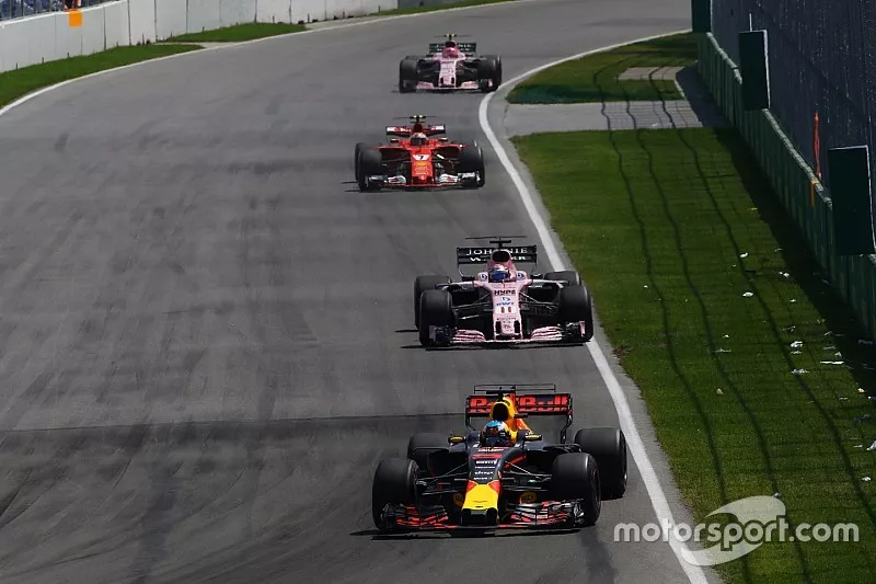 Daniel Ricciardo, Red Bull Racing RB13 y Sergio P&eacute;rez, Sahara Force India VJM10