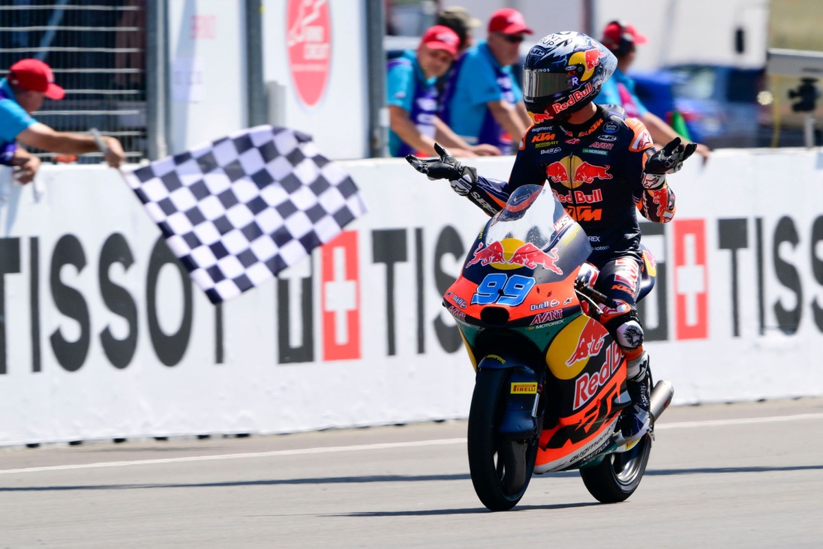 José Antonio Rueda no falla: gana y se proclama campeón de Moto3 en Mandalika 