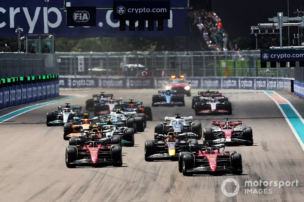 Charles Leclerc, Ferrari F1-75, Carlos Sainz, Ferrari F1-75, Max Verstappen, Red Bull Racing RB18, Sergio P&eacute;rez, Red Bull Racing RB18, Valtteri Bottas, Alfa Romeo C42, y el resto de la parrilla en la salida