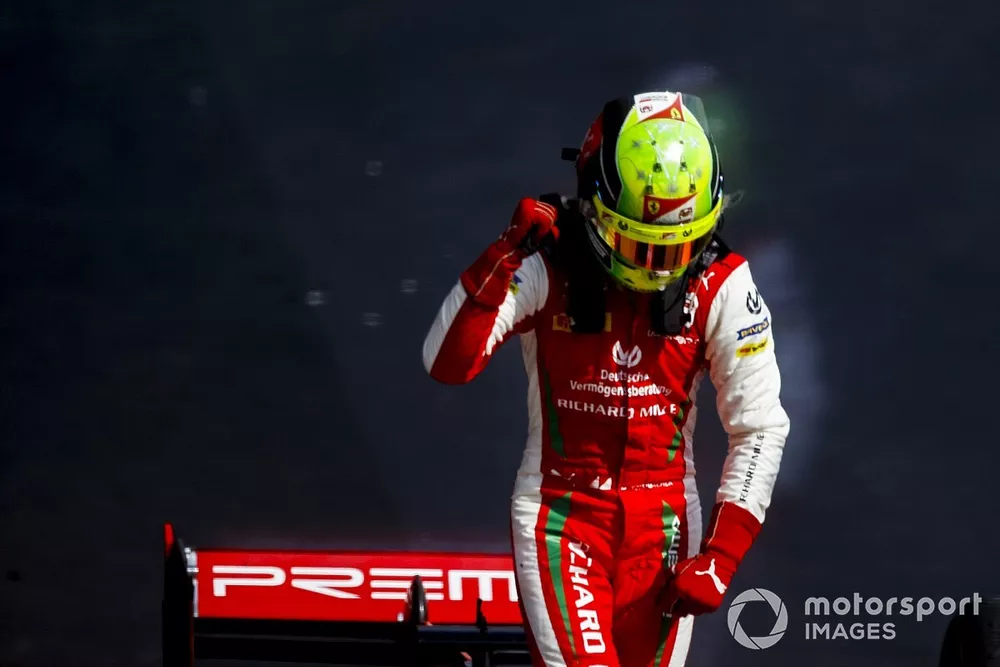 Il vincitore della gara Mick Schumacher, Prema Racing festeggia nel parco chiuso