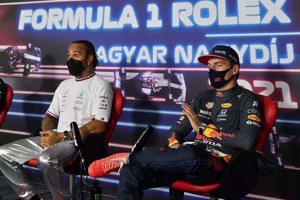 Ganador de la pole Lewis Hamilton, de Mercedes, y Max Verstappen, de Red Bull Racing, en la conferencia de prensa