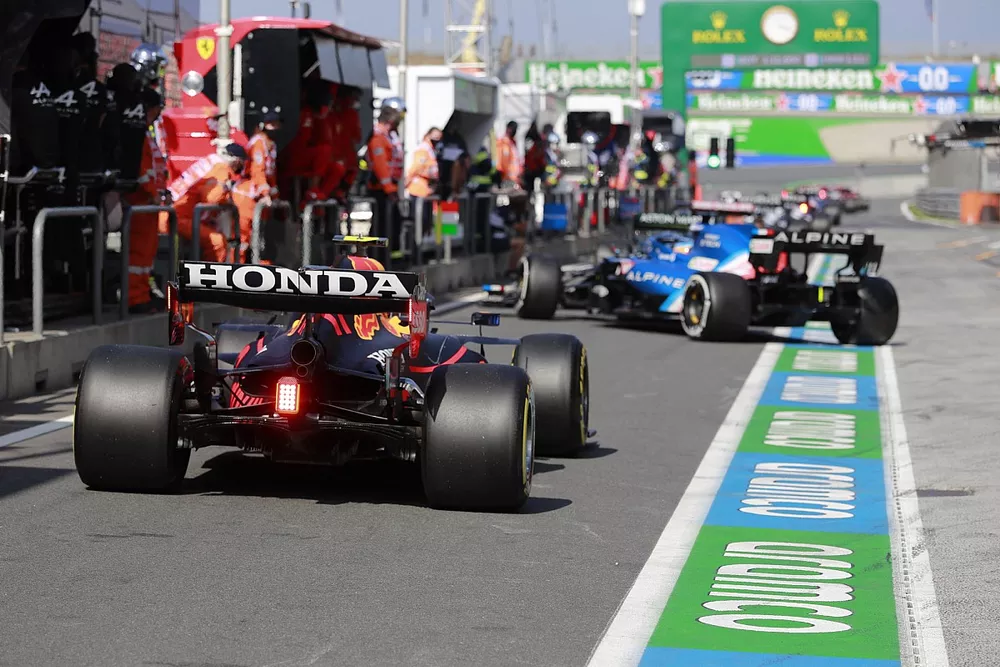 Sergio P&eacute;rez, Red Bull Racing RB16B, en pit lane