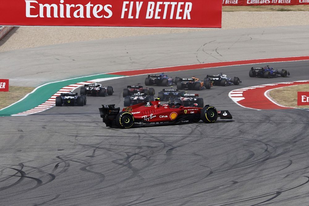 Carlos Sainz, Ferrari F1-75, spins out in the first corner on the opening lap