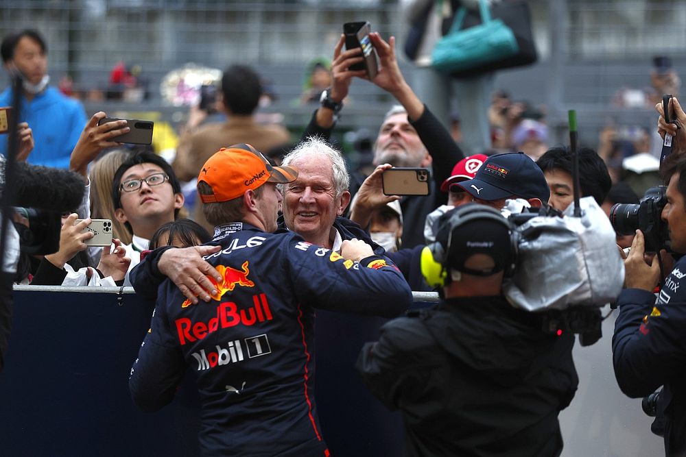 Ganador y campeón del mundo Max Verstappen, Red Bull Racing con Sergio Pérez, Red Bull Racing, 2ª posición, celebran con Helmut Marko, Consultor, Red Bull Racing, en el Parc Ferme