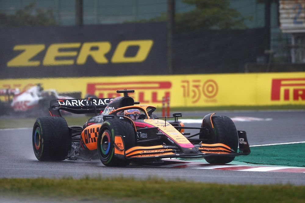 Daniel Ricciardo, McLaren MCL36, Kevin Magnussen, Haas VF-22