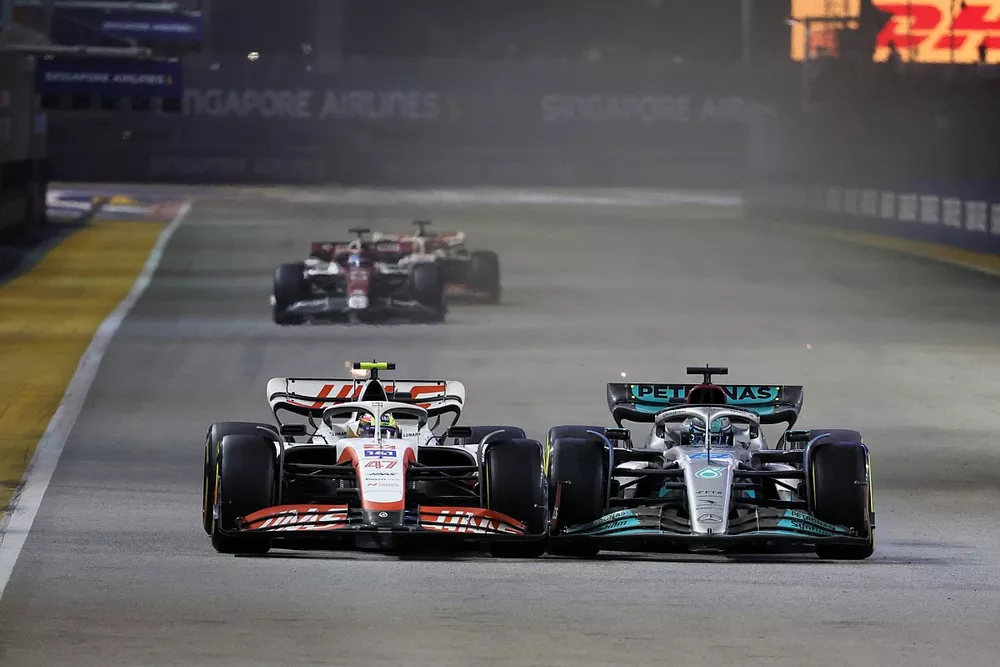 Mick Schumacher, Haas VF-22, lucha con George Russell, Mercedes W13