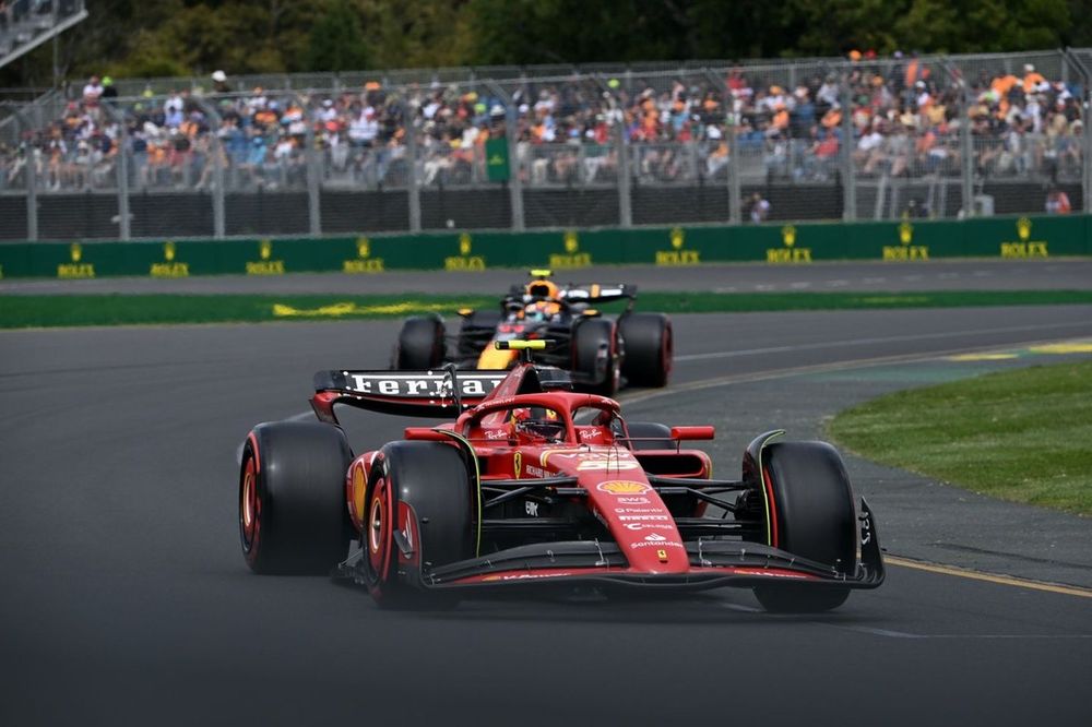 Carlos Sainz, Ferrari SF-24, Sergio Pérez, Red Bull Racing RB20