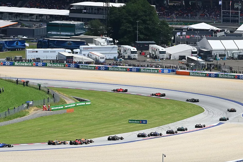 Max Verstappen, Red Bull Racing RB19, Charles Leclerc, Ferrari SF-23, Carlos Sainz, Ferrari SF-23, el resto de la parrilla.