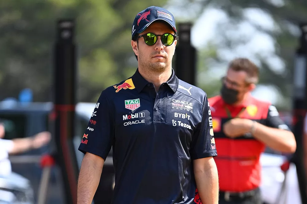 Sergio Pérez, Red Bull Racing, llega al paddock