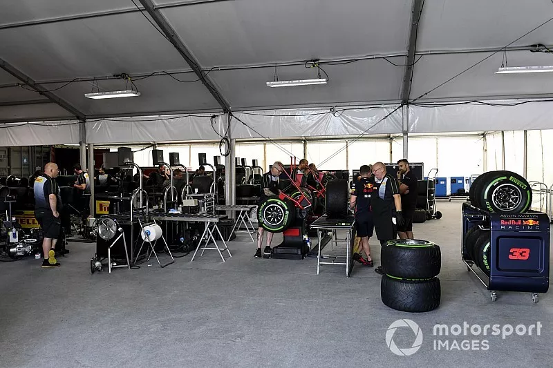 Los ingenieros de Pirelli con neumáticos