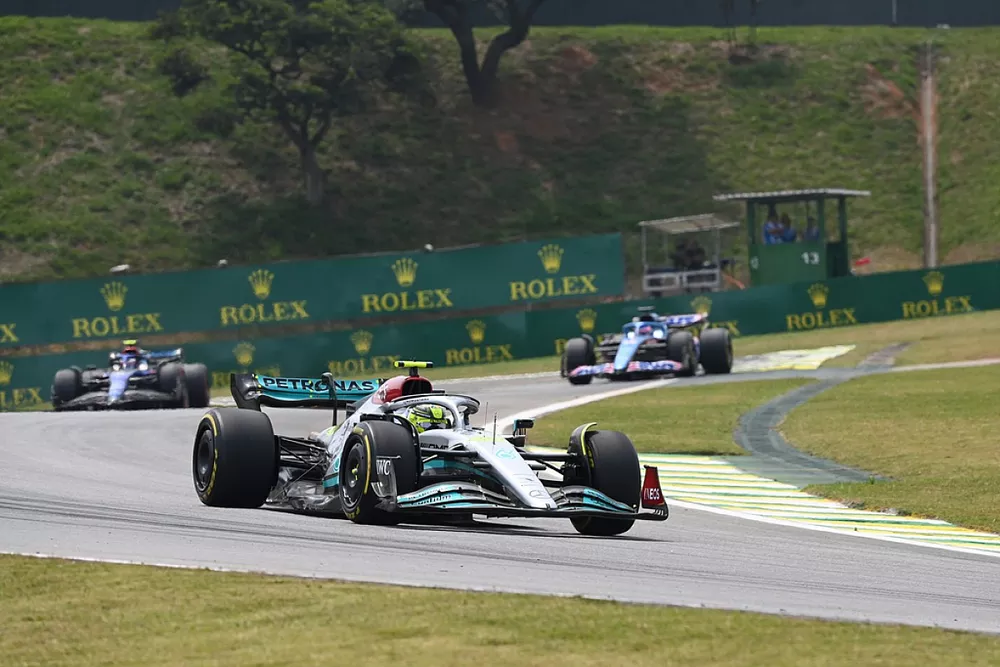 Lewis Hamilton, Mercedes W13, Fernando Alonso, Alpine A522, Nicholas Latifi, Williams FW44