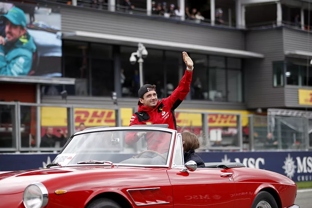 Charles Leclerc, Scuderia Ferrari, durante o desfile dos pilotos
