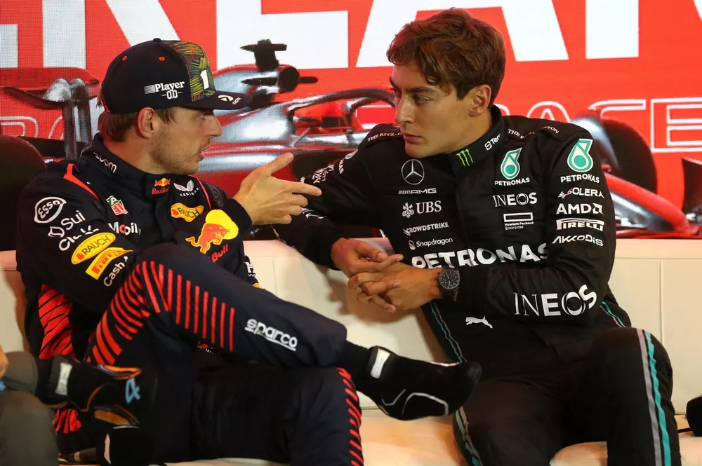 O pole man Max Verstappen, da Red Bull Racing, e George Russell, da Mercedes-AMG, na coletiva de imprensa ap&oacute;s a classifica&ccedil;&atilde;o