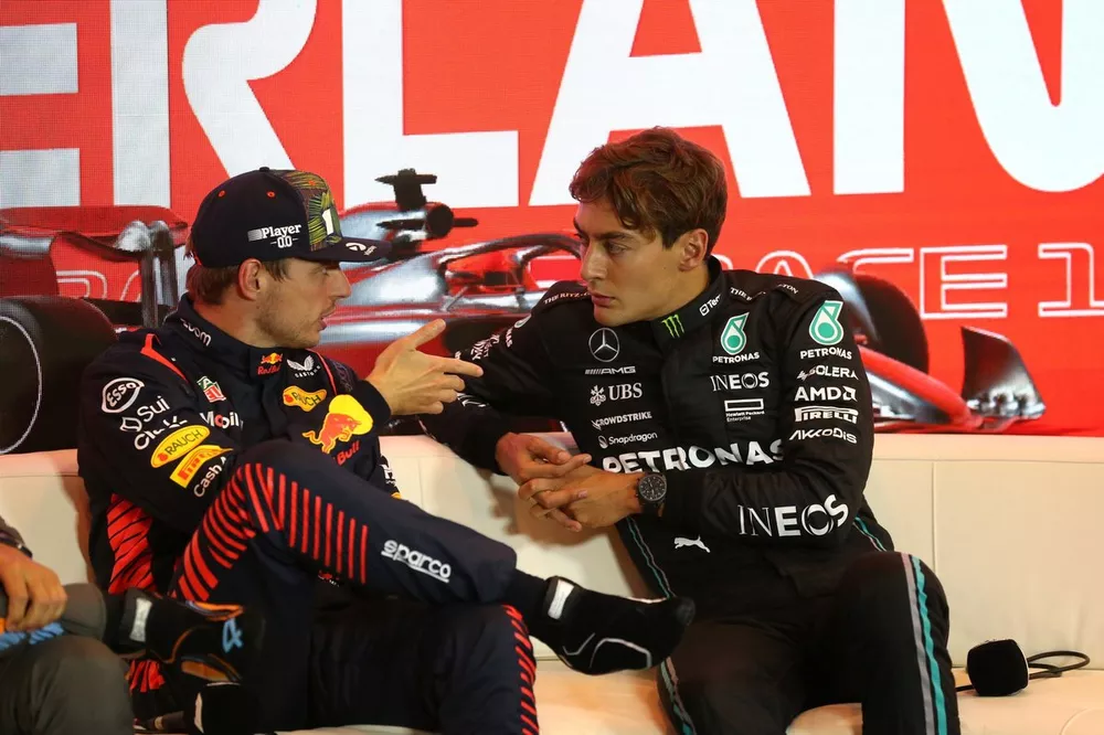 Ganador de la pole, Max Verstappen, Red Bull Racing, George Russell, Mercedes-AMG, en la rueda de prensa posterior a la clasificaci&oacute;n.