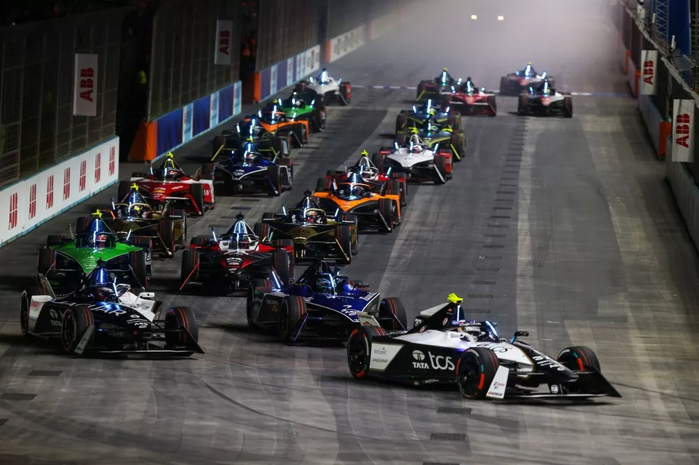 Nick Cassidy, Jaguar TCS Racing, Jaguar I-TYPE 6, Mitch Evans, Jaguar Racing , Jaguar I-TYPE 6, the rest of the field
