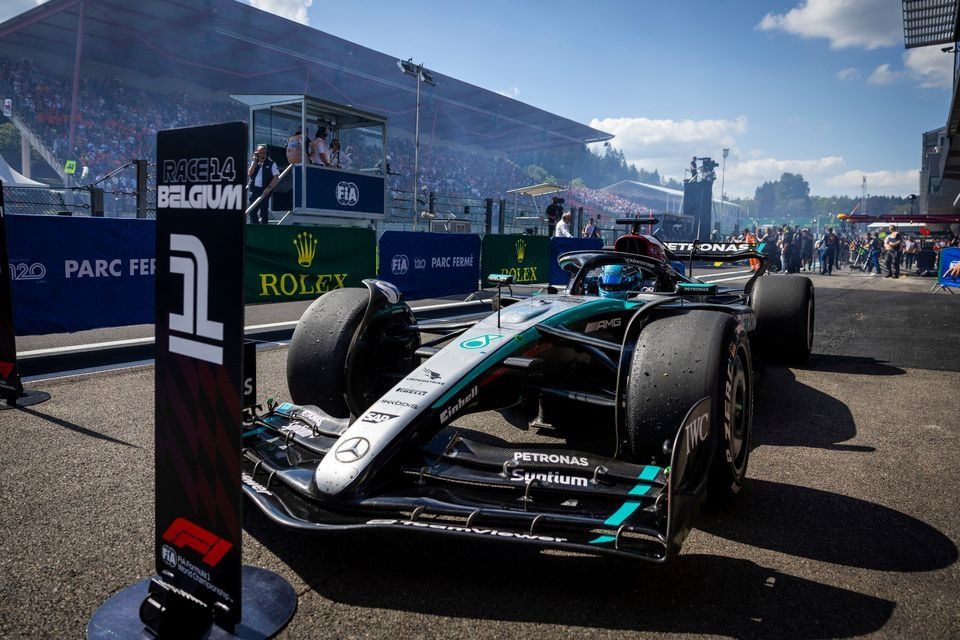 Ganador George Russell, Mercedes F1 W15, en Parc Ferme