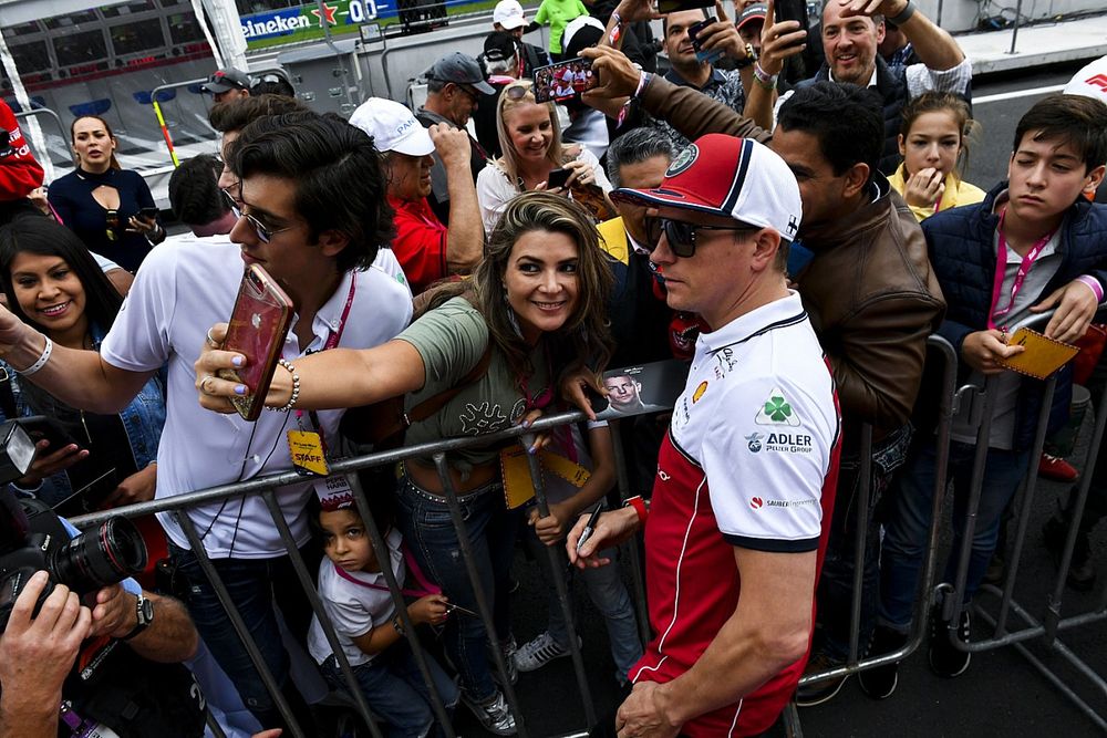 Kimi Raikkonen, Alfa Romeo Racing takes a selfie with a fan 