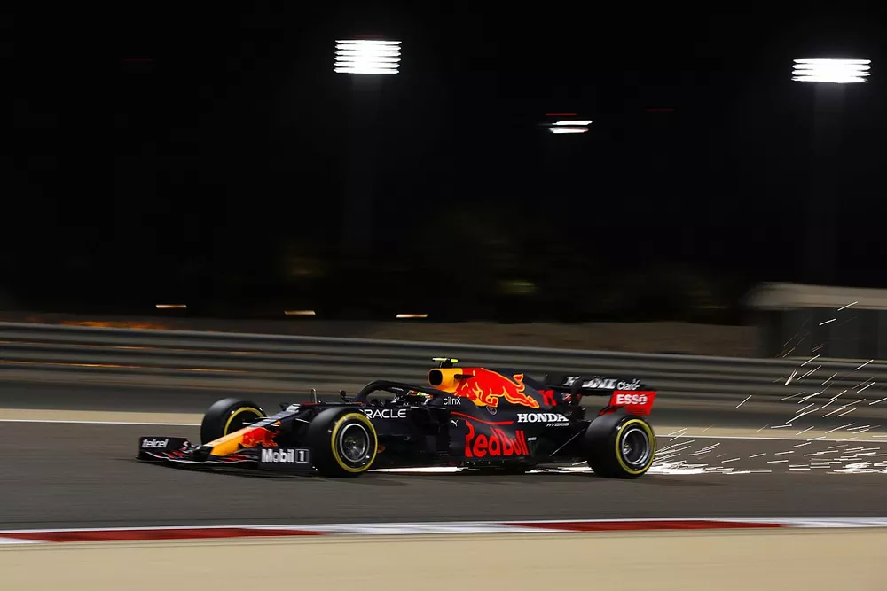 Sergio P&eacute;rez, Red Bull Racing RB16B, saca algunas chispas